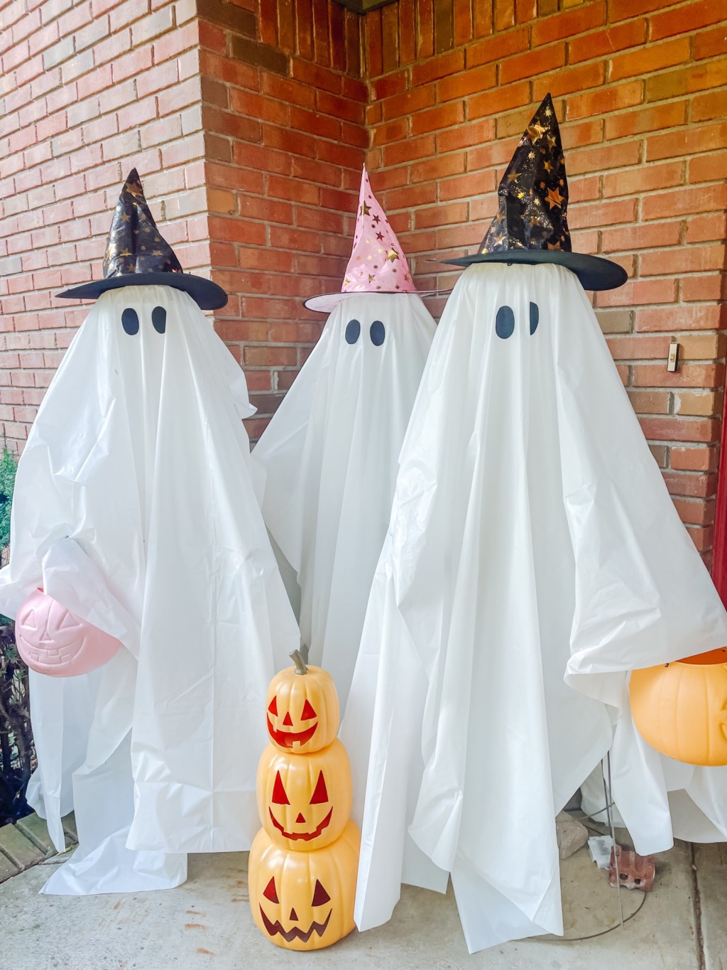 DIY Tomato Cage Ghosts (So Easy It’s&nbsp;Scary!)